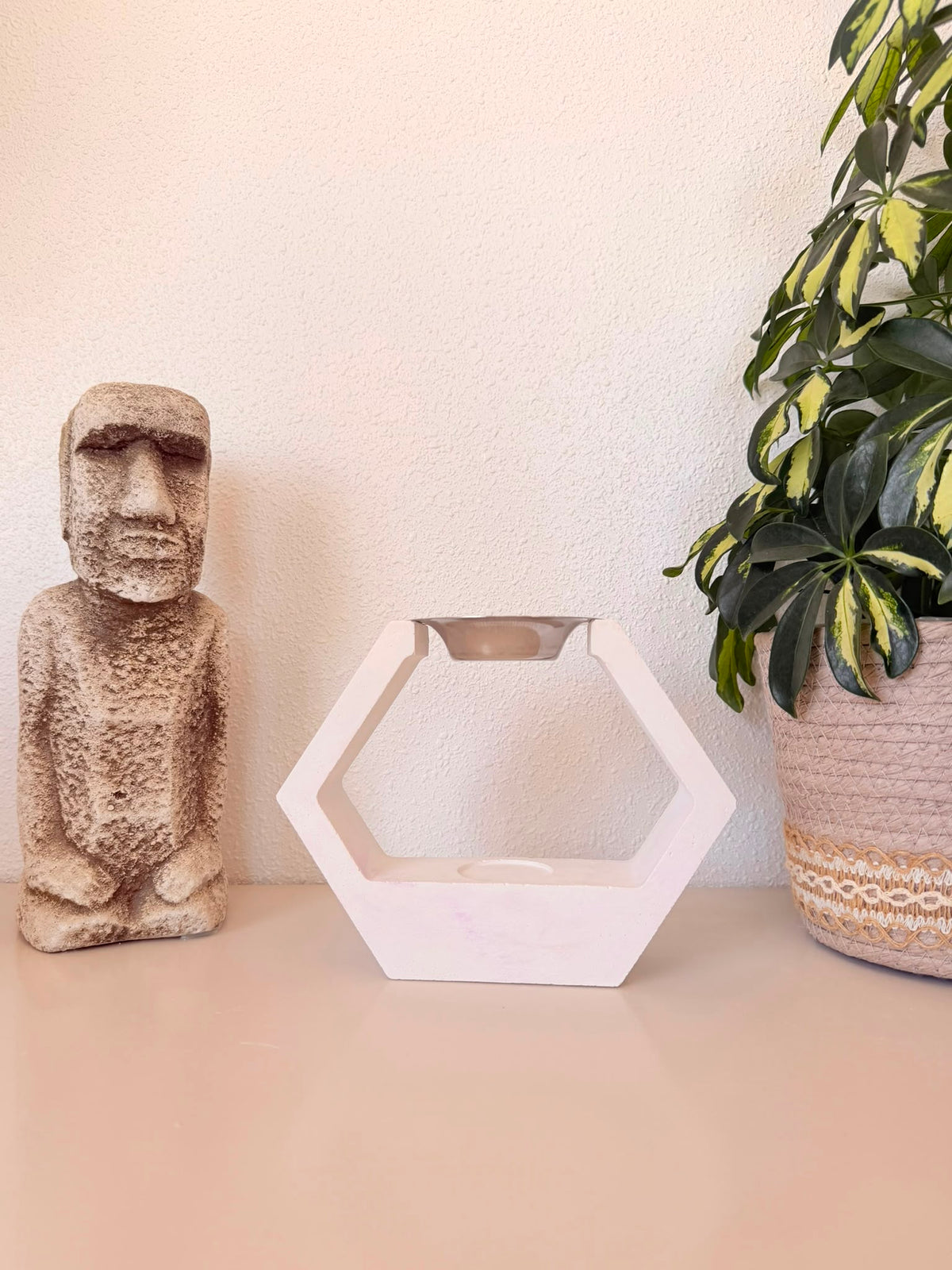 Quemador hexagonal blanco con etiqueta La Maison Luma